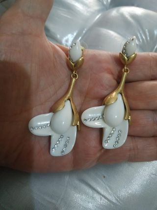 Pendientes dorados con flores blancas