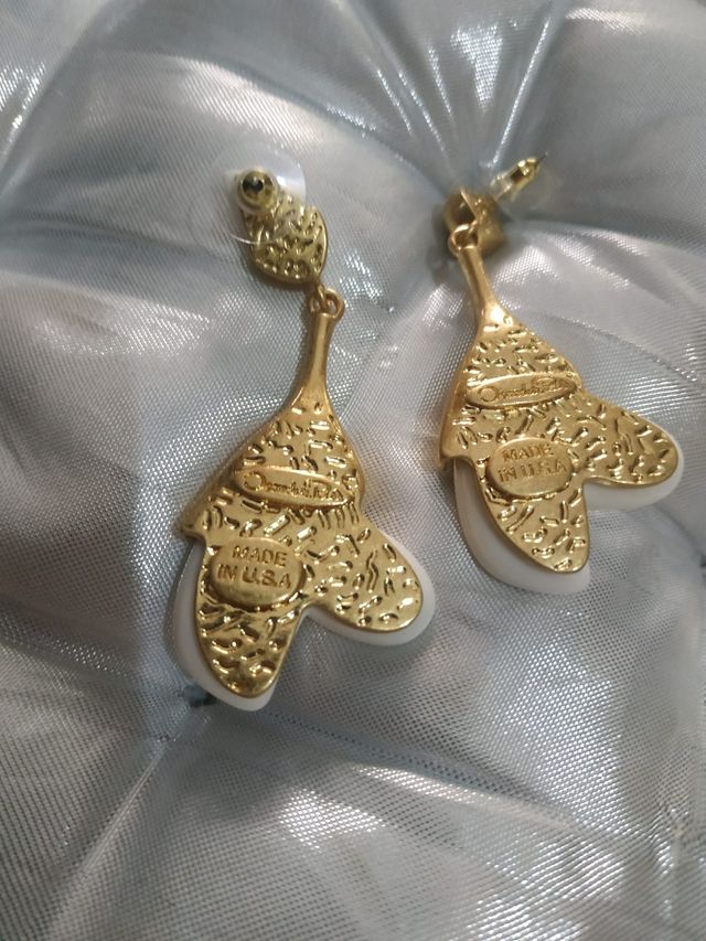 Pendientes dorados con flores blancas