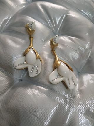 Pendientes dorados con flores blancas