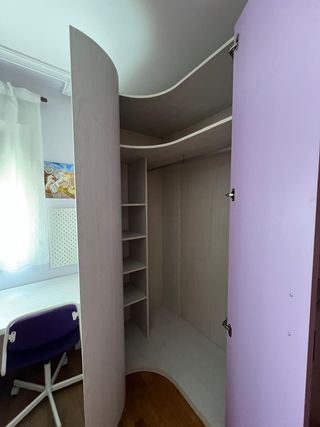 Habitación juvenil  con armario. Marca kibuc..