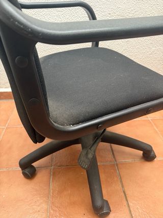 Sillón escritorio negro giratorio