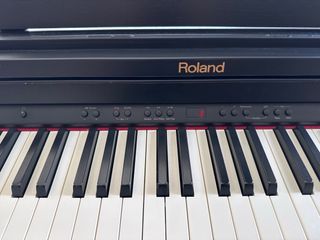 Piano Roland RP401R