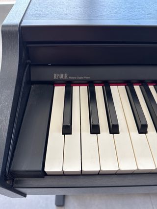 Piano Roland RP401R