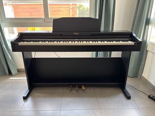 Piano Roland RP401R