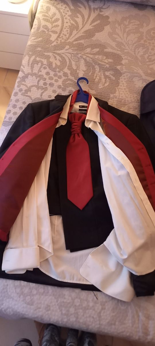 Traje de padrino negro y rojo