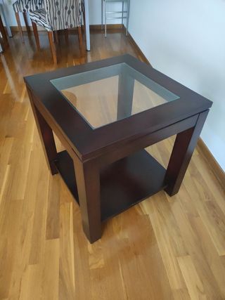 Mesa auxiliar madera cerezo y cristal.