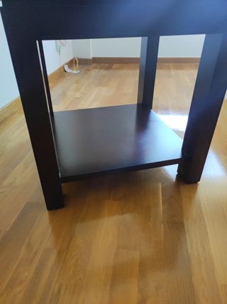 Mesa auxiliar madera cerezo y cristal.