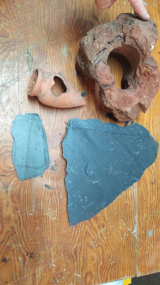 Decoración acuario: vasija y pizarra