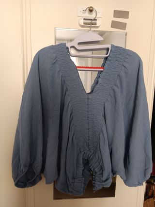 Blusas blancas y verde oliva