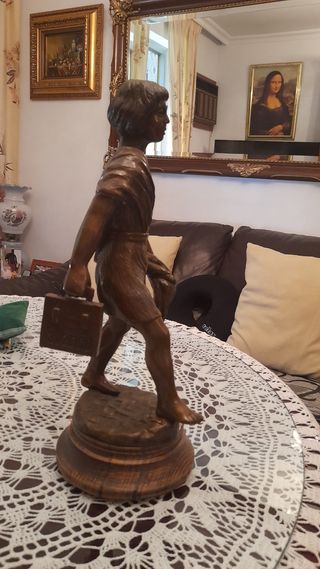 Escultura bronce niño caminante todo en bronce