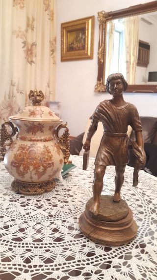 Escultura bronce niño caminante todo en bronce