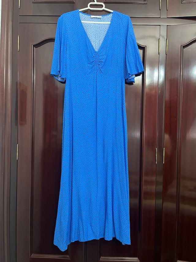 VESTIDO MIDI AZUL CON LUNARES NEGROS