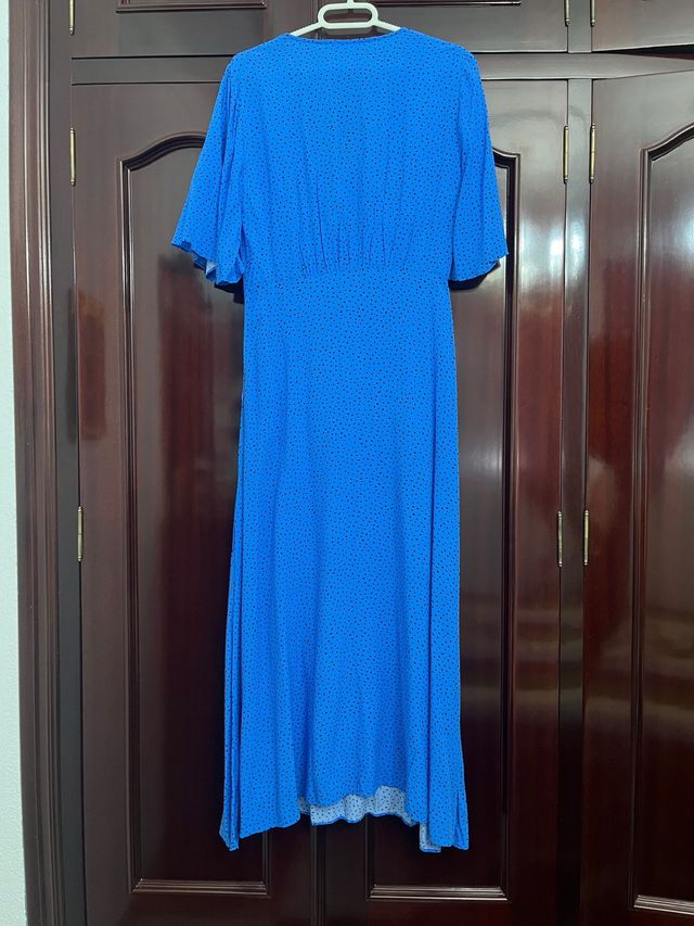 VESTIDO MIDI AZUL CON LUNARES NEGROS