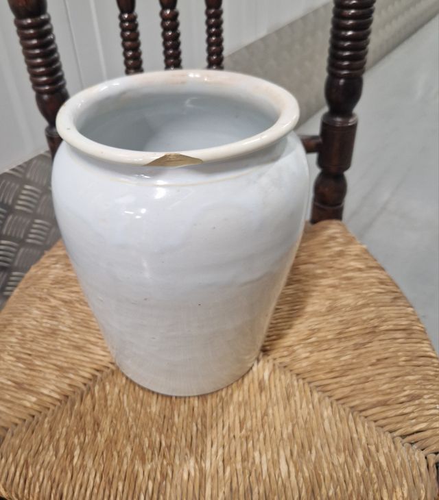 Vasija antigua artesanal esmaltada