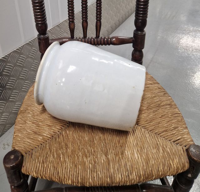 Vasija antigua artesanal esmaltada