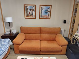 Sofa naranja.