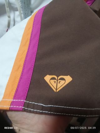 Bañador Roxy marrón-blanco y detalles naranja