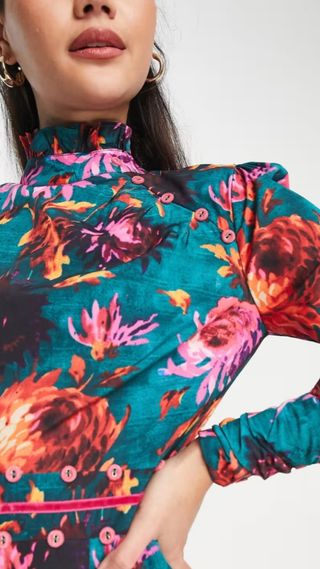Vestido midi floral cuello alto estilo japones 