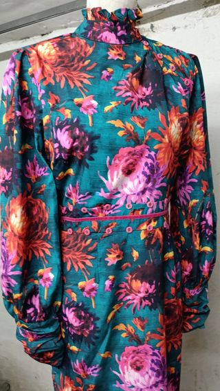 Vestido midi floral cuello alto estilo japones 