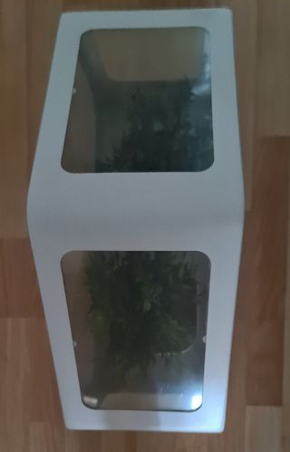 Jardinera blanca de metal