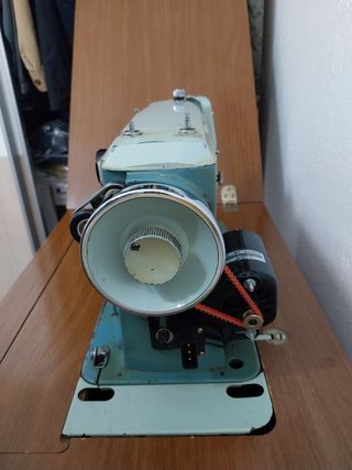 Máquina coser Alfa con mueble. En uso