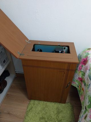 Máquina coser Alfa con mueble. En uso