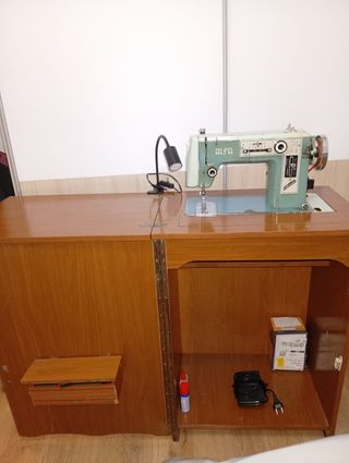 Máquina coser Alfa con mueble. En uso