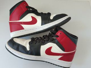 Nike Air Jordan 1 Mid - rojas y negras
