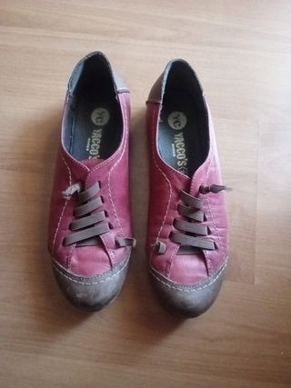 Zapatos Yacco's rojos y marrones.