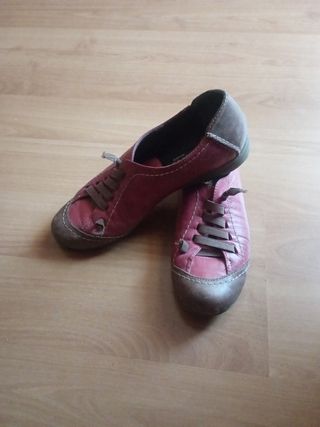 Zapatos Yacco's rojos y marrones.