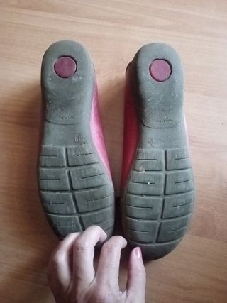 Zapatos Yacco's rojos y marrones.