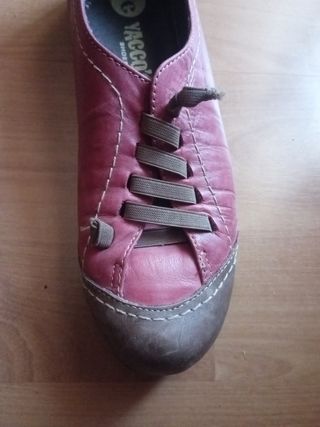 Zapatos Yacco's rojos y marrones.