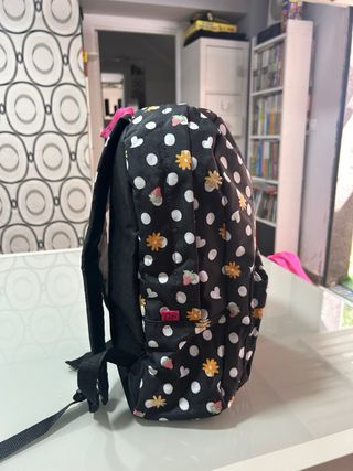 Mochila negra con lunares