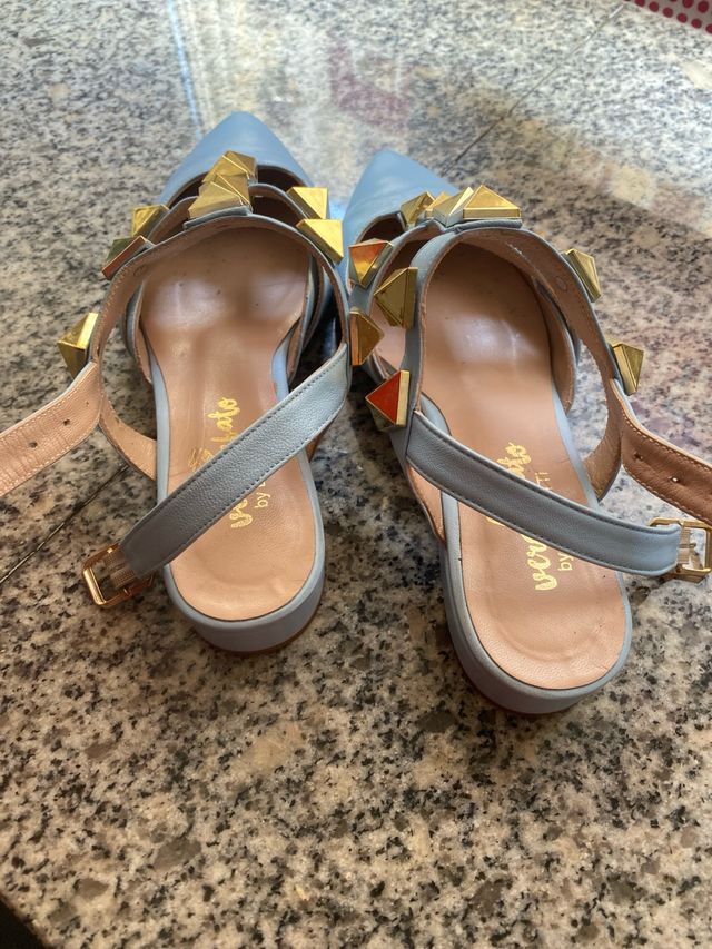 Zapatos Unisa azul cielo destalonados