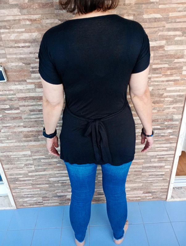 Blusa preta c/ decote em V