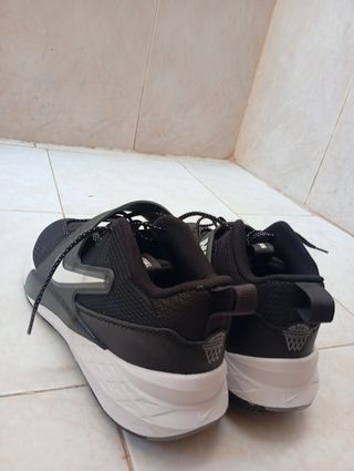 Zapatillas Nike negras y blancas