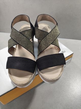 Sandalias Riposella negras y doradas