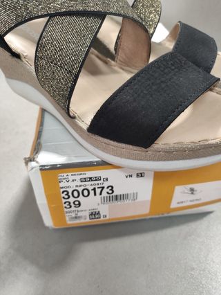 Sandalias Riposella negras y doradas