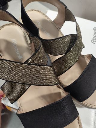 Sandalias Riposella negras y doradas