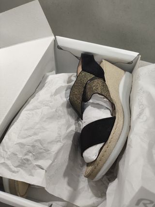 Sandalias Riposella negras y doradas