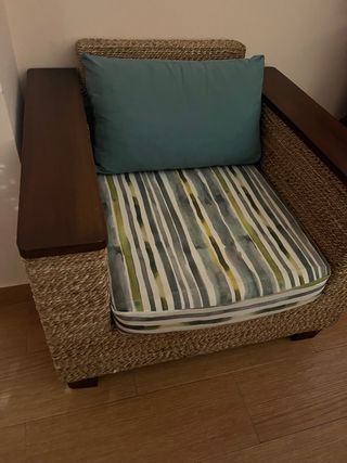 Sillón ratán marrón con cojín