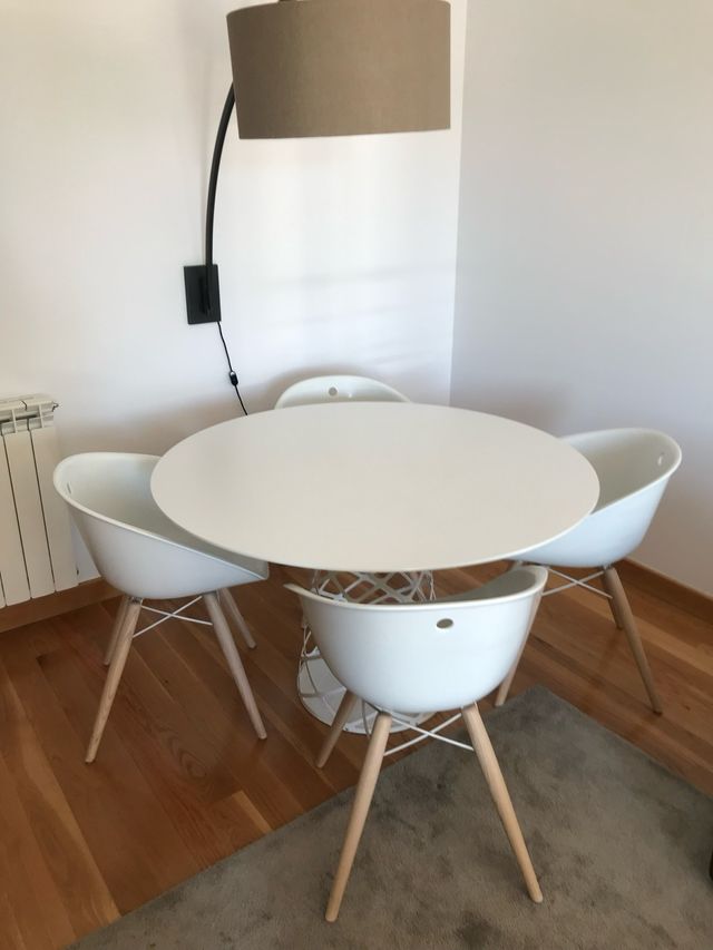 Mesa redonda blanca + 4 sillas Pedrali