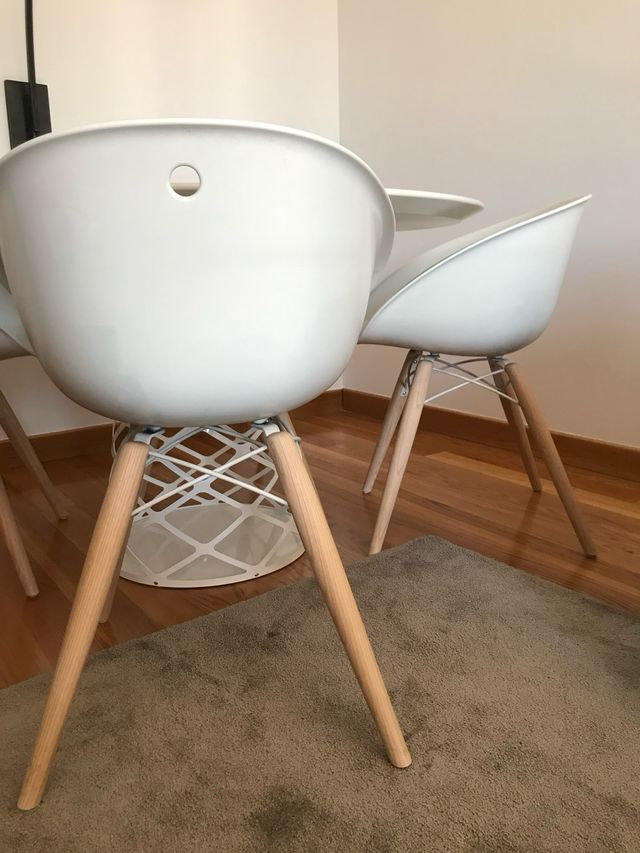 Mesa redonda blanca + 4 sillas Pedrali