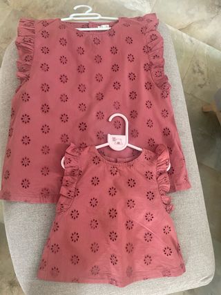 Blusas rojas madre-hija.