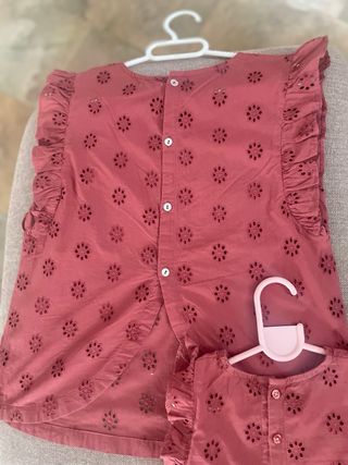 Blusas rojas madre-hija.