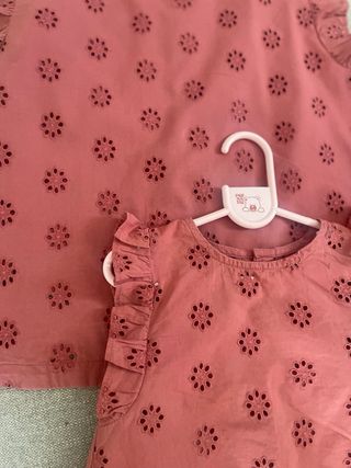 Blusas rojas madre-hija.