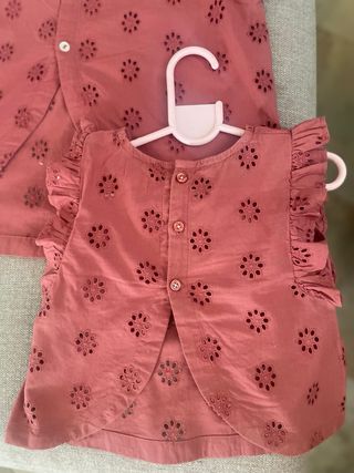 Blusas rojas madre-hija.