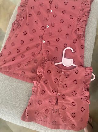 Blusas rojas madre-hija.