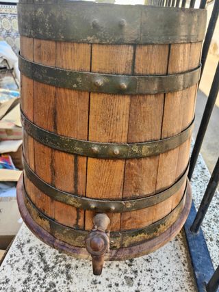 Barril vino antiguo con grifo