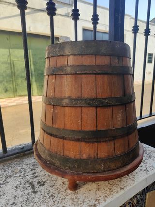 Barril vino antiguo con grifo